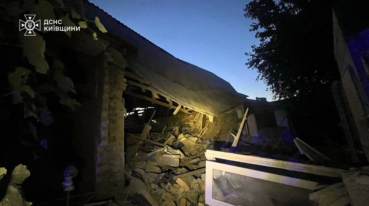 На Київщині внаслідок російського удару постраждали п’ятеро людей та зруйновано будинок