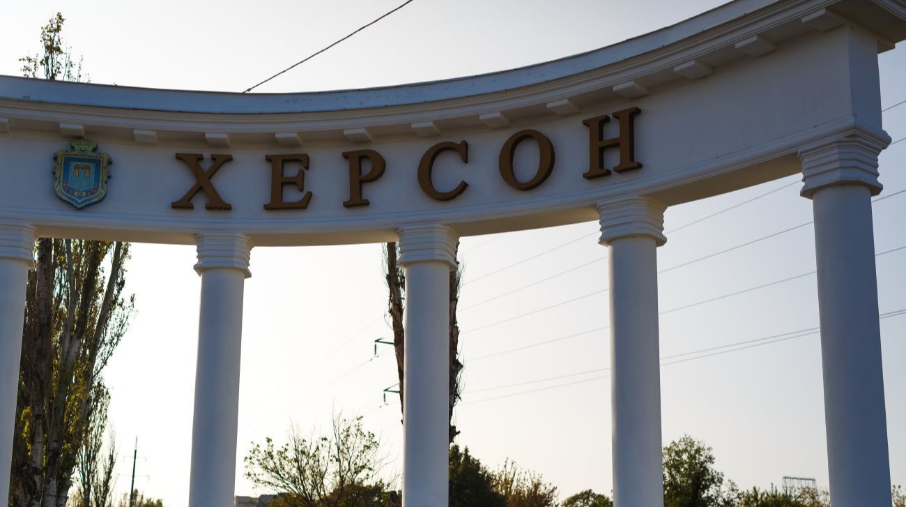 Удар дрона по багатоповерхівці в Херсоні: п'ятеро постраждалих, двоє дітей у важкому стані