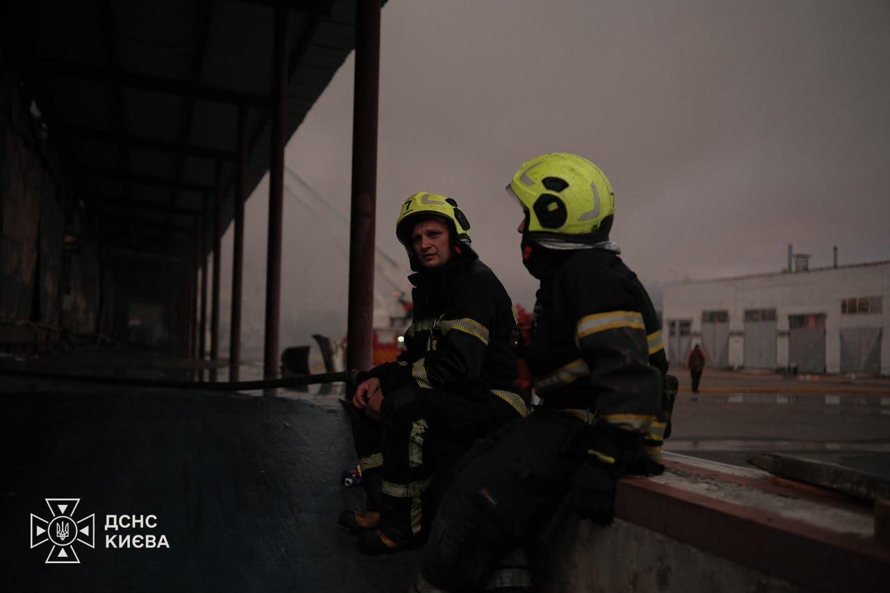 Після нічної атаки РФ на Київщині спалахнули масштабні пожежі, є загиблий і поранені