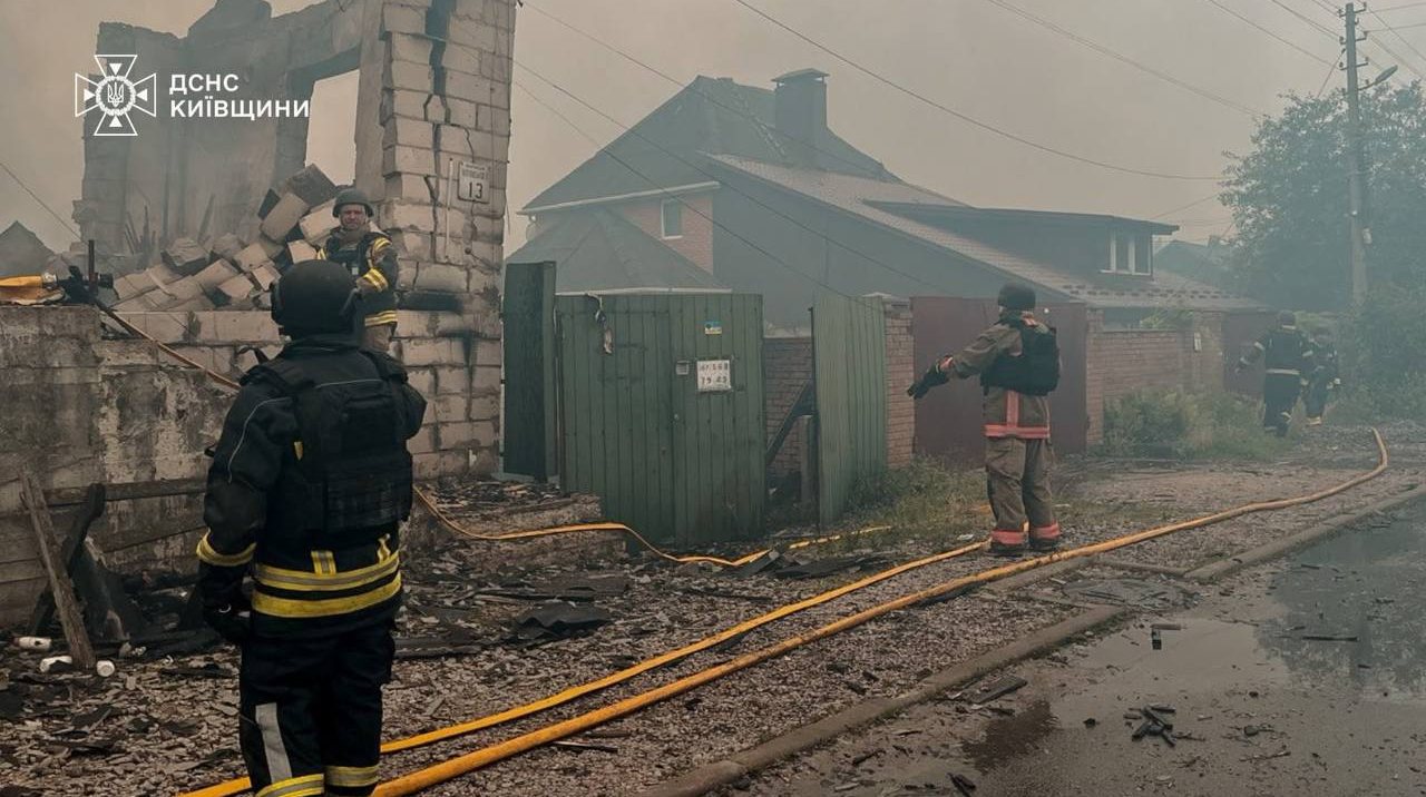 У Вишневому через ракетний удар РФ загинули троє людей, евакуйовано понад 500 жителів
