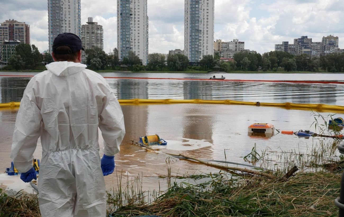 На Кирилівському озері в Києві ліквідовують наслідки нафтового забруднення після російської атаки
