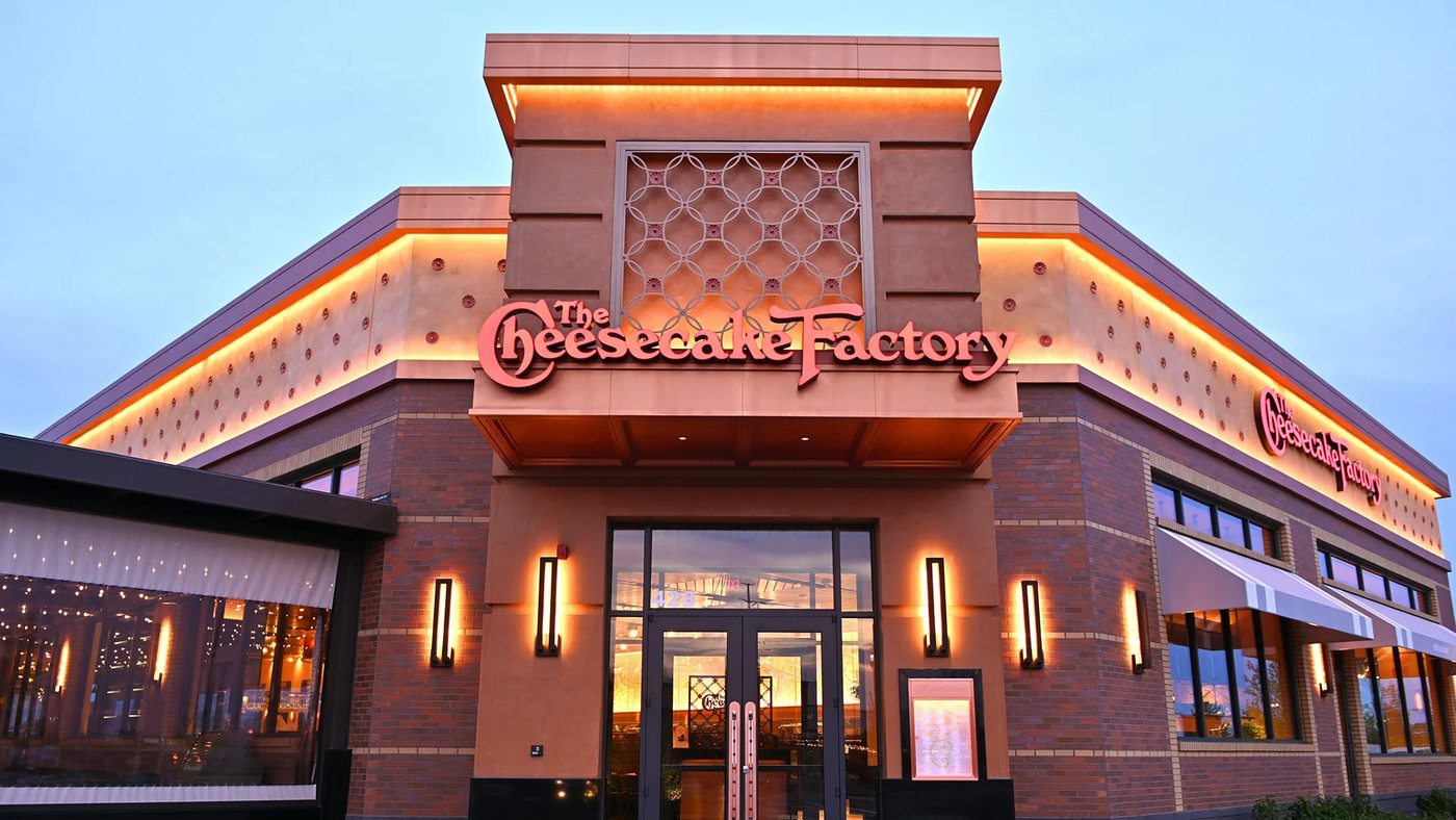 Засновник Cheesecake Factory Девід Овертон залишив після себе підхід, який перейняли колишні керівники