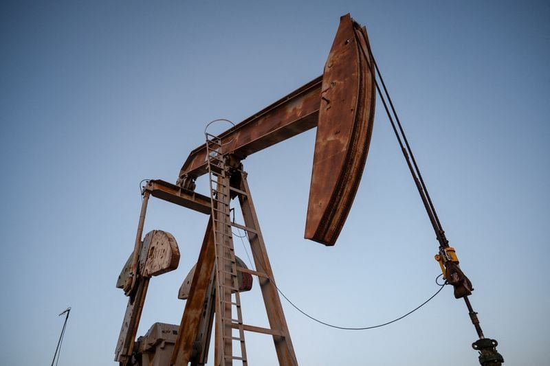 Нафта дешевшає: ринки оцінюють можливе скасування санкцій на російську енергетику та ризики на Близькому Сході