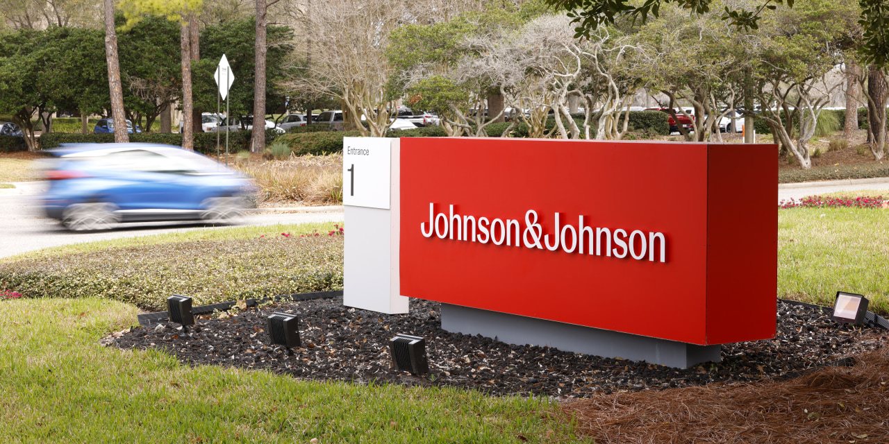 Johnson & Johnson веде переговори про продаж бізнесу з виробництва стегнових і колінних імплантів компанії Apollo за 20 мільярдів доларів