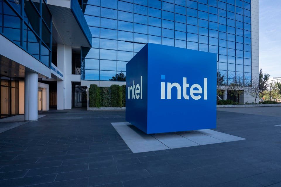 Акції Intel відновлюються на тлі попиту на ШІ: що робити інвесторам