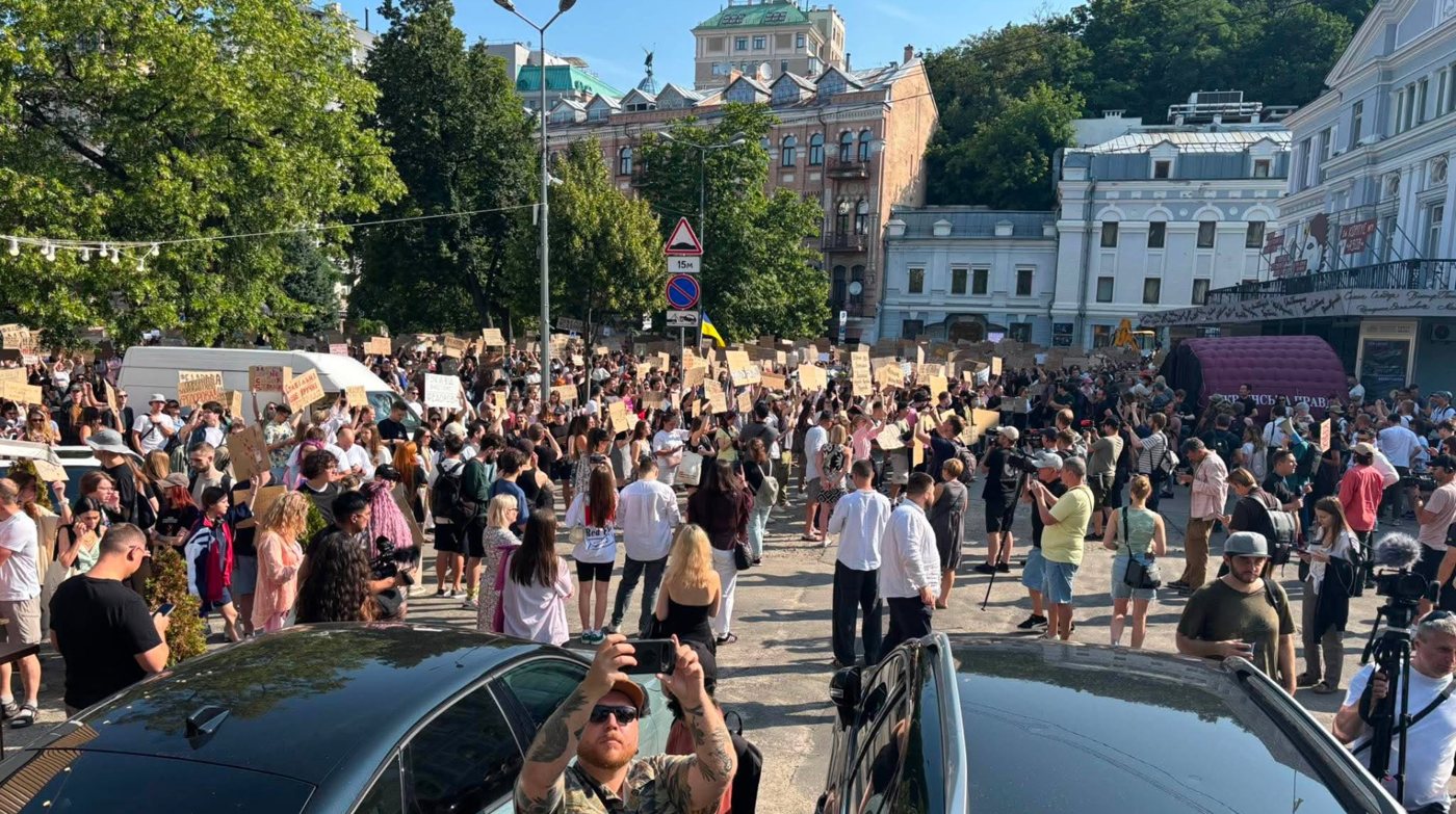 У Києві та інших містах проходять акції на підтримку міністра оборони Федорова
