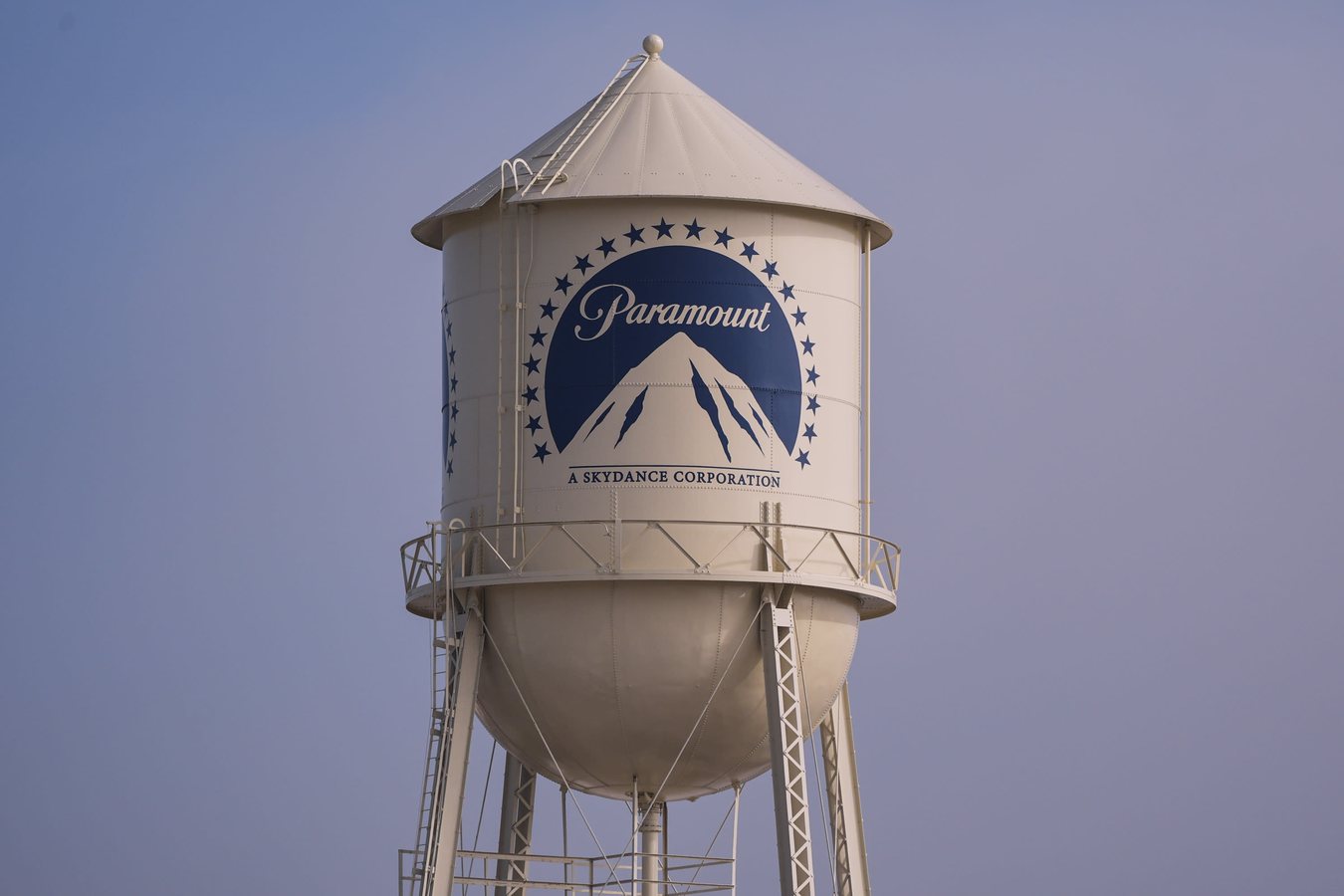 Акції Paramount і Warner Bros зростають на тлі переговорів про врегулювання злиття