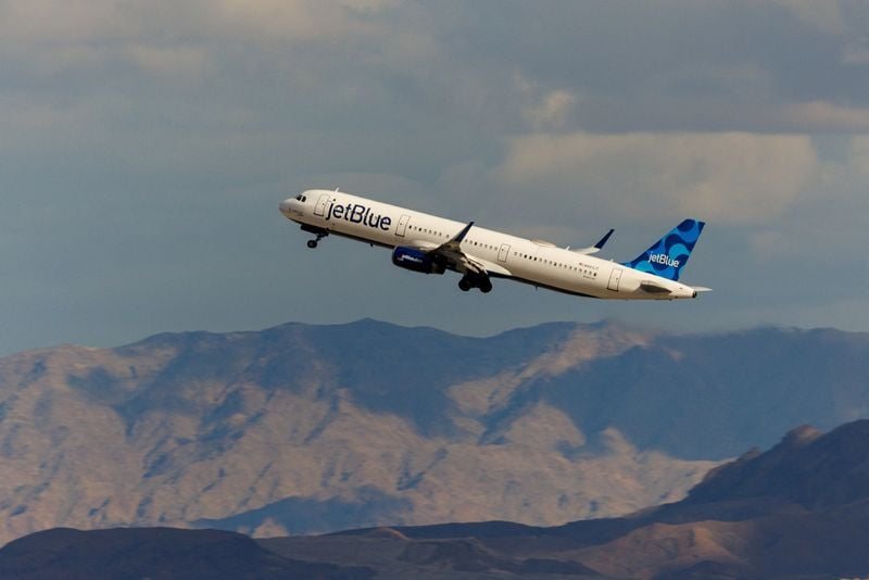 Акції JetBlue зросли після заяви авіакompанії про «розрив» між звітністю і обвалом облігацій
